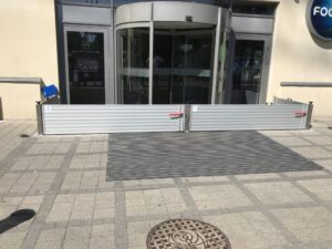 Dwie bariery przeciwpowodziowe Acquastop Classic z kolumną