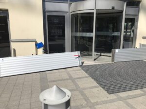 Dwie bariery przeciwpowodziowe Acquastop Classic